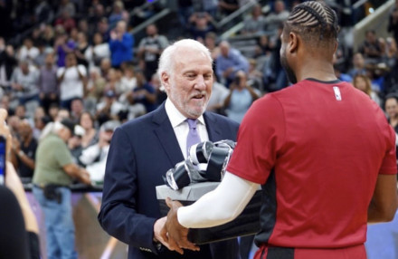 显露出对 显露出对